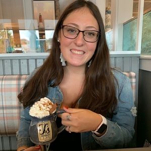 Meet your Posher, Olivia